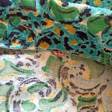 Charger l&#39;image dans la galerie, 1950s - Gorgeous Abstract Green Cotton Blouse - Sz.44
