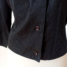 Charger l&#39;image dans la galerie, 1950s - Gorgeous Embroidered Black Cotton Blouse - W34.5 (88cm)
