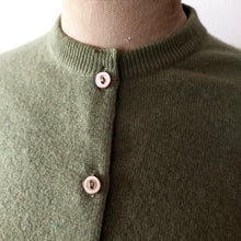 Cargar imagen en el visor de la galería, 1950s - PRINGLE, Scotland - Exquisite Fern Green Cashmere Cardigan - Sz. 36
