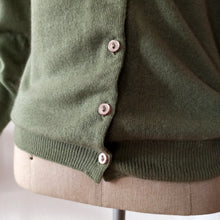 Laden Sie das Bild in den Galerie-Viewer, 1950s - PRINGLE, Scotland - Exquisite Fern Green Cashmere Cardigan - Sz. 36
