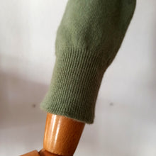 Laden Sie das Bild in den Galerie-Viewer, 1950s - PRINGLE, Scotland - Exquisite Fern Green Cashmere Cardigan - Sz. 36
