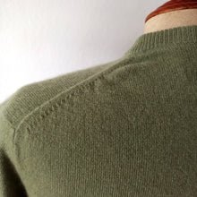 Charger l&#39;image dans la galerie, 1950s - PRINGLE, Scotland - Exquisite Fern Green Cashmere Cardigan - Sz. 36
