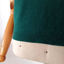 Charger l&#39;image dans la galerie, 1950s - LYLE &amp; SCOTT, Scotland - Forest Green Lambswool Jumper

