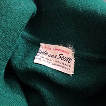Charger l&#39;image dans la galerie, 1950s - LYLE &amp; SCOTT, Scotland - Forest Green Lambswool Jumper
