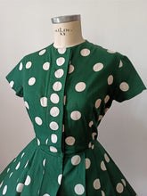 Carica l&#39;immagine nel visualizzatore di Gallery, 1950s - Delightful Green Polka Dots Cotton Dress - W30 (76cm)

