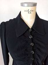 Carica l&#39;immagine nel visualizzatore di Gallery, 1930s - Stunning Black Rayon Bakelite Buckle Dress - W31 (80cm)
