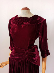 1940s - Delightful Bordeaux Velvet Evening Dress - W26.5 (68cm)