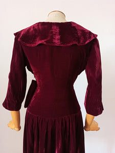 1940s - Delightful Bordeaux Velvet Evening Dress - W26.5 (68cm)