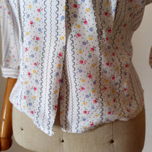 Charger l&#39;image dans la galerie, 1940s 1950s - Adorable Floral Rayon Blouse - Sz.42
