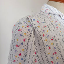 Charger l&#39;image dans la galerie, 1940s 1950s - Adorable Floral Rayon Blouse - Sz.42
