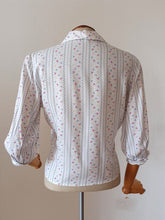 Charger l&#39;image dans la galerie, 1940s 1950s - Adorable Floral Rayon Blouse - Sz.42
