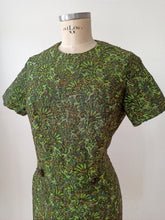 Carica l&#39;immagine nel visualizzatore di Gallery, 1960s - Stunning Pinecone Buttons Acid Green Dress - W35 (90cm)
