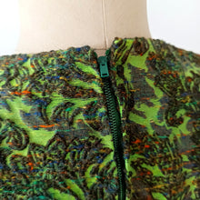 Carica l&#39;immagine nel visualizzatore di Gallery, 1960s - Stunning Pinecone Buttons Acid Green Dress - W35 (90cm)
