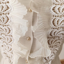 Carica l&#39;immagine nel visualizzatore di Gallery, 1940s 1950s - Stunning White Crepe Lace Blouse - W24/25 (60/64cm)
