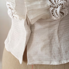 Carica l&#39;immagine nel visualizzatore di Gallery, 1940s 1950s - Stunning White Crepe Lace Blouse - W24/25 (60/64cm)
