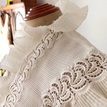 Carica l&#39;immagine nel visualizzatore di Gallery, 1940s 1950s - Stunning White Crepe Lace Blouse - W24/25 (60/64cm)
