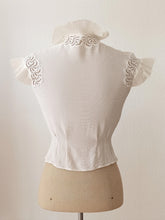 Carica l&#39;immagine nel visualizzatore di Gallery, 1940s 1950s - Stunning White Crepe Lace Blouse - W24/25 (60/64cm)
