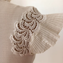 Carica l&#39;immagine nel visualizzatore di Gallery, 1940s 1950s - Stunning White Crepe Lace Blouse - W24/25 (60/64cm)
