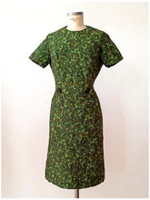 Carica l&#39;immagine nel visualizzatore di Gallery, 1960s - Stunning Pinecone Buttons Acid Green Dress - W35 (90cm)
