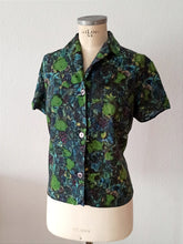 Charger l&#39;image dans la galerie, 1950s - Lovely Green Abstract Fruits Rayon Blouse - Sz. 46
