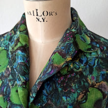 Charger l&#39;image dans la galerie, 1950s - Lovely Green Abstract Fruits Rayon Blouse - Sz. 46
