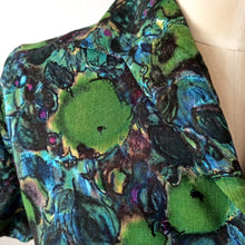 Charger l&#39;image dans la galerie, 1950s - Lovely Green Abstract Fruits Rayon Blouse - Sz. 46
