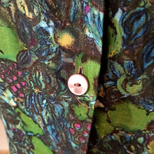 Charger l&#39;image dans la galerie, 1950s - Lovely Green Abstract Fruits Rayon Blouse - Sz. 46
