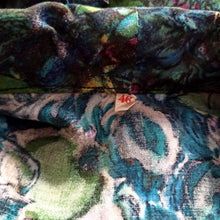 Charger l&#39;image dans la galerie, 1950s - Lovely Green Abstract Fruits Rayon Blouse - Sz. 46
