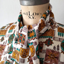 Laden Sie das Bild in den Galerie-Viewer, 1960s - Gorgeous Novelty Satin Blouse - Sz. M/L

