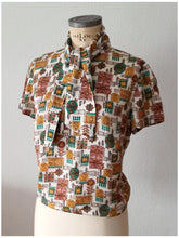 Laden Sie das Bild in den Galerie-Viewer, 1960s - Gorgeous Novelty Satin Blouse - Sz. M/L
