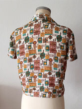 Laden Sie das Bild in den Galerie-Viewer, 1960s - Gorgeous Novelty Satin Blouse - Sz. M/L

