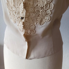 Load image into Gallery viewer, 1940s 1950s - Delightful Sand Crepe Cotton Blouse - W34.5 (88cm)
