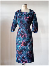 Laden Sie das Bild in den Galerie-Viewer, 1950s - Stunning Abstract Satin Silk Dress - W36 (92cm)

