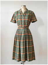 Cargar imagen en el visor de la galería, 1940s - NELLY DON, USA - Adorable Plaid Cotton Dress - W26 (66cm)
