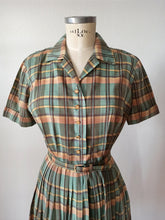 Cargar imagen en el visor de la galería, 1940s - NELLY DON, USA - Adorable Plaid Cotton Dress - W26 (66cm)
