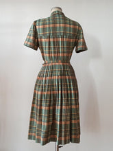 Cargar imagen en el visor de la galería, 1940s - NELLY DON, USA - Adorable Plaid Cotton Dress - W26 (66cm)
