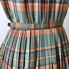 Cargar imagen en el visor de la galería, 1940s - NELLY DON, USA - Adorable Plaid Cotton Dress - W26 (66cm)

