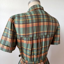 Cargar imagen en el visor de la galería, 1940s - NELLY DON, USA - Adorable Plaid Cotton Dress - W26 (66cm)
