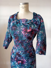 Laden Sie das Bild in den Galerie-Viewer, 1950s - Stunning Abstract Satin Silk Dress - W36 (92cm)
