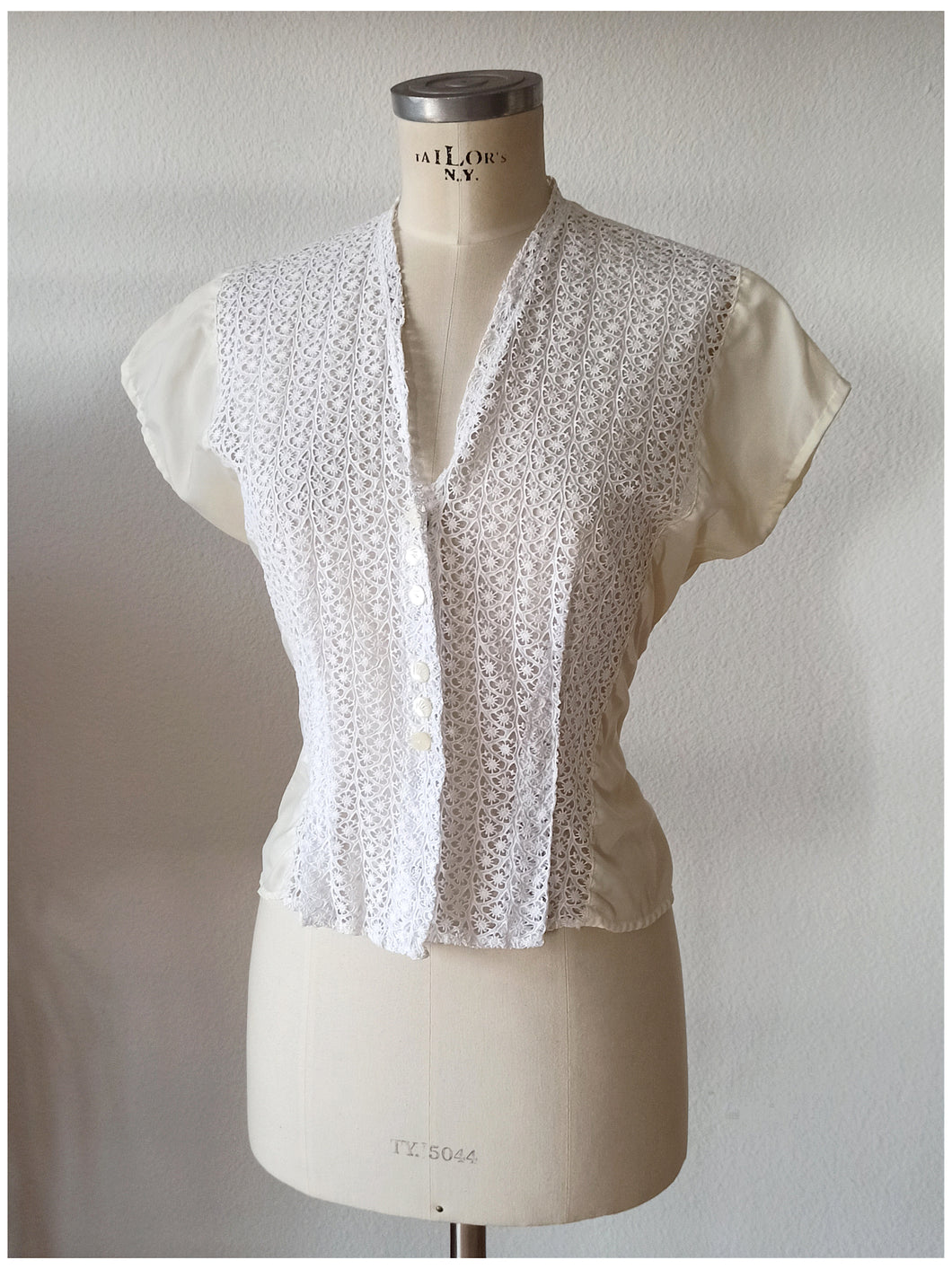 1950s - Adorable Satin Cotton Lace Blouse - W34.5 (88cm)