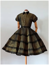 Load image into Gallery viewer, 1940s 1950s - Stunning Green Silk Velvet Dress - W27.5 (70cm)
