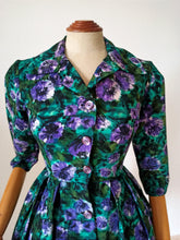 Load image into Gallery viewer, 1950s - Stunning Purple Flowers Soft Wool Dress - W25 (64cm)
