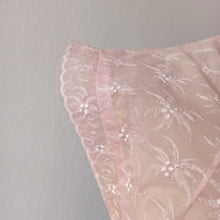 Carica l&#39;immagine nel visualizzatore di Gallery, 1950s - FRENCH DEADSTOCK - Pink Nylon Blouse - Sz 44
