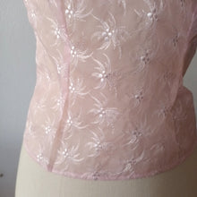 Carica l&#39;immagine nel visualizzatore di Gallery, 1950s - FRENCH DEADSTOCK - Pink Nylon Blouse - Sz 44
