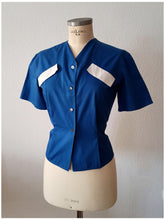 Laden Sie das Bild in den Galerie-Viewer, 1950s - Cute Blue White Cotton Blouse - W31 (80cm)

