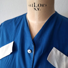Laden Sie das Bild in den Galerie-Viewer, 1950s - Cute Blue White Cotton Blouse - W31 (80cm)
