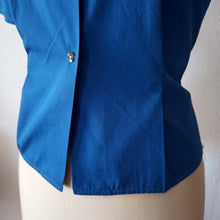 Laden Sie das Bild in den Galerie-Viewer, 1950s - Cute Blue White Cotton Blouse - W31 (80cm)
