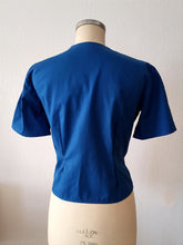 Laden Sie das Bild in den Galerie-Viewer, 1950s - Cute Blue White Cotton Blouse - W31 (80cm)
