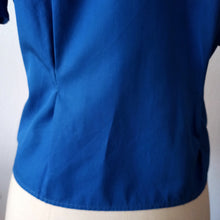 Laden Sie das Bild in den Galerie-Viewer, 1950s - Cute Blue White Cotton Blouse - W31 (80cm)
