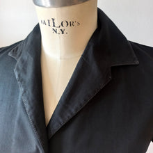Laden Sie das Bild in den Galerie-Viewer, 1950s - Cute Solid Black Cotton Blouse - Sz 42
